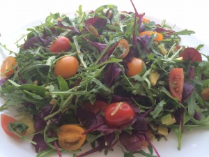 Оооочень вкусный салат: руккола, черри, авокадо и салат ред чард. И тертый имбирь для остроты