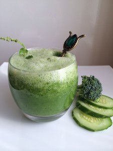Сок с мякотью из огурцов и капусты кольраби