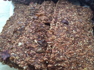Вкуснейшие хлебцы из яблочного жмыха с добавлением семени льна и семечек. 