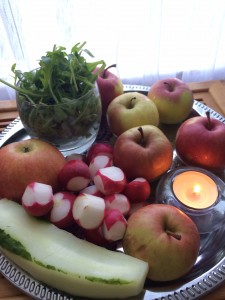 Руккола, редиска, огурец и яблочки польские