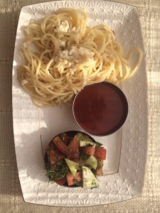 Паста из спагетти из твердых сортов пшеницы (без яиц и химии) с паниром, кунжутом. Соус томатный самодельный. Салат овощной с маслом, солью, специями и зеленью.