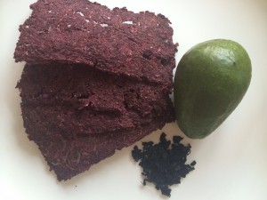 Хлебцы из овощного жмыха сверху авокадо и вакаме для соленого вкуса- очень вкусные сыроедные бутербродики
