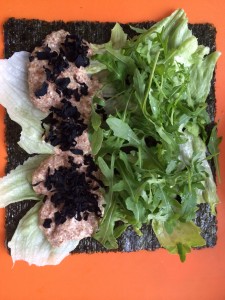 Делаю ролл с живой льняной кашей и вакаме. Ооооочень вкусно и ооочень полезно!