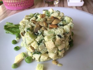 Сыроедный оливье. Очень вкусный! Причем каждый из его ингредиентов играет определенную роль. Все они в сочетании и дают этот вкус Оливье ))
