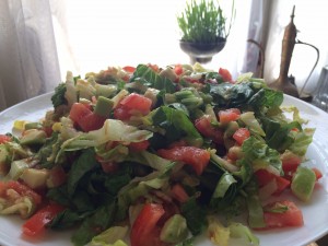 Салат из салата, помидорок, черри, шпината и соуса из имбиря, меда и лимонного сока