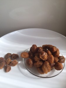Слева не размоченная курага, а справа после ночи замачивания в воде.